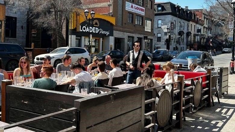 people eating and drinking on a terrasse 