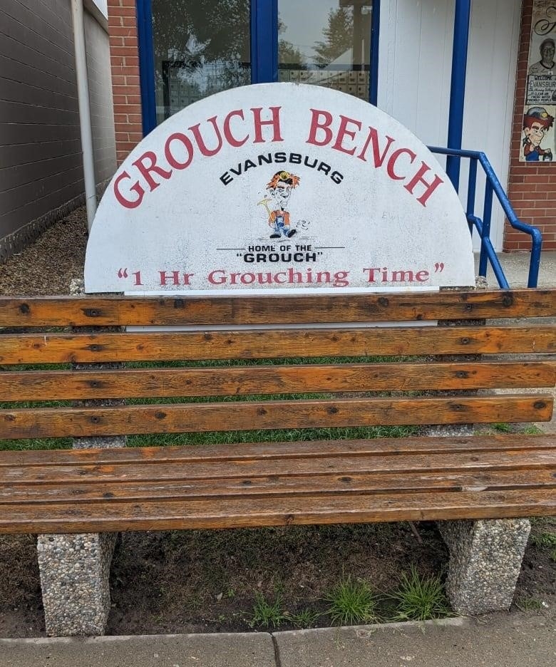 A bench with a sign saying 'Grouch bench'.