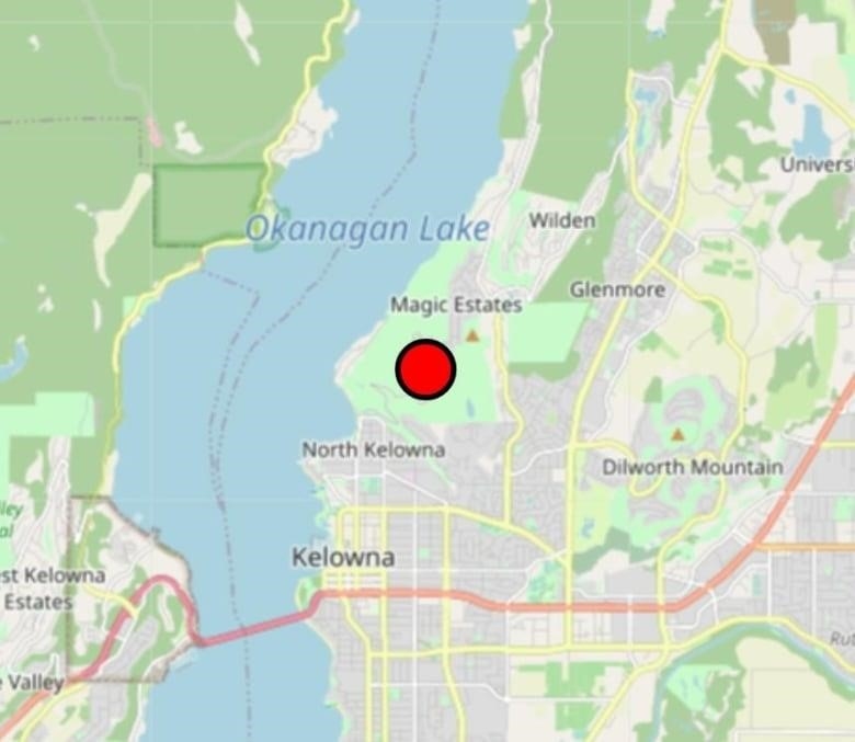 A red dot marking a fire location is seen north of Kelowna downtown, beside a lake.